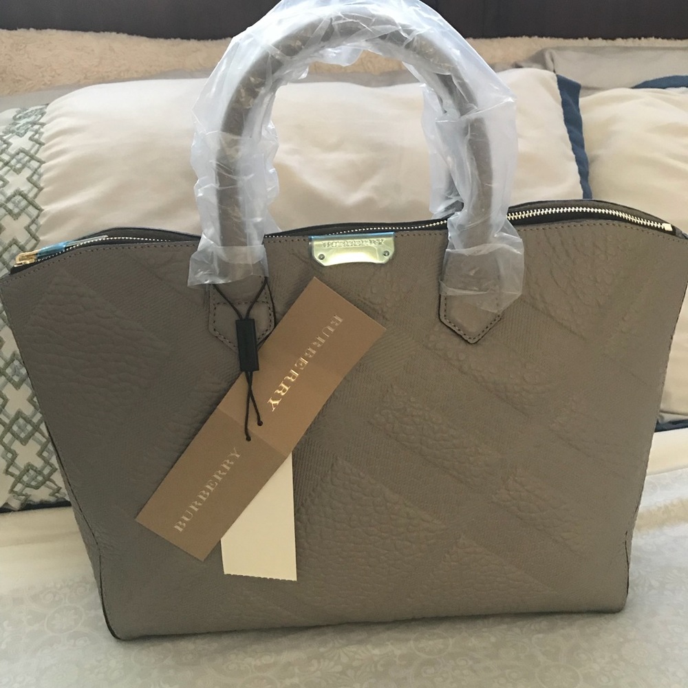 Sild‼️BNWT Light Grey Burberry Dewsbury handbag.